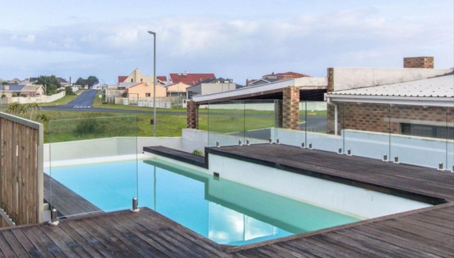 7 Bedroom Property for Sale in Perlemoenbaai Western Cape